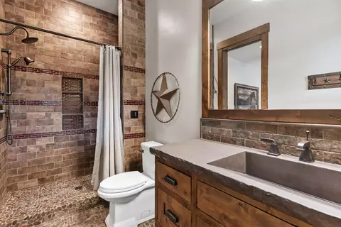 Bath - 56545 Sunstone Loop #121, Bend, OR 97707 photo 2 of 15