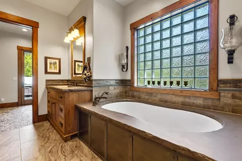 Bath - 56545 Sunstone Loop #121, Bend, OR 97707 photo 9 of 15