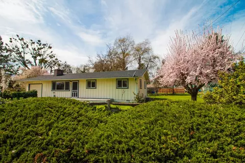 4025 Sunland Ave, Central Point, OR 97502
