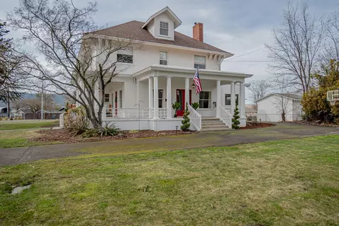 635 S 2nd St, Central Point, OR 97502