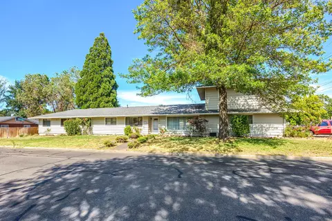 1110 Crown Ave, Central Point, OR 97502