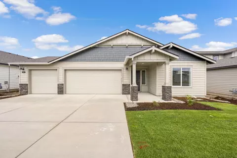 3465 NW 12th St #43, Redmond, OR 97756