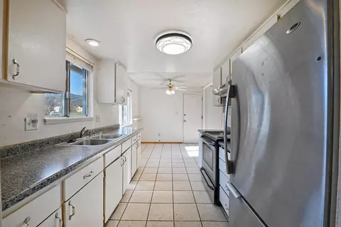 Kitchen - 3620 Hilsinger Rd, Phoenix, OR 97535 photo 1 of 2