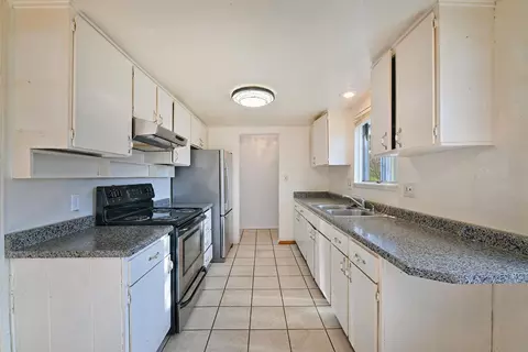 Kitchen - 3620 Hilsinger Rd, Phoenix, OR 97535 photo 2 of 2