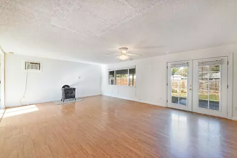 Living - 3620 Hilsinger Rd, Phoenix, OR 97535 photo 1 of 2