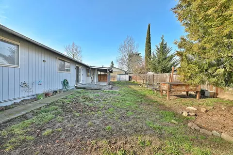 Exterior - 3620 Hilsinger Rd, Phoenix, OR 97535 photo 3 of 6