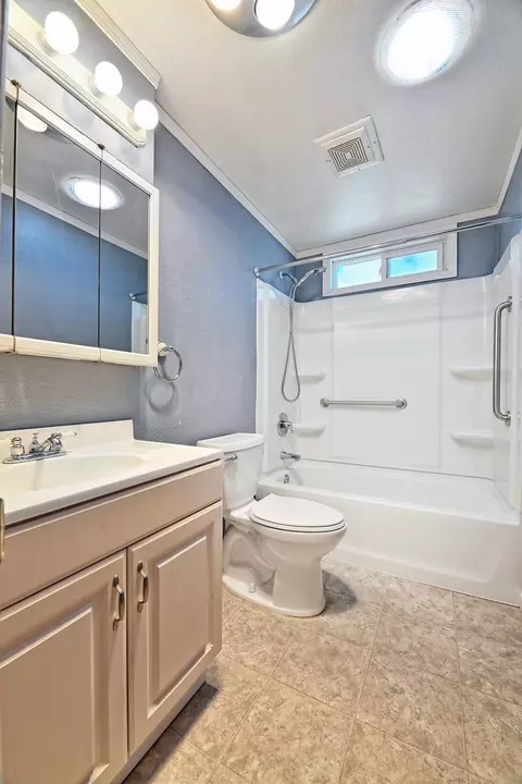 Bath - 3620 Hilsinger Rd, Phoenix, OR 97535 photo 1 of 2