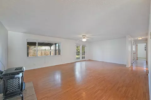 Living - 3620 Hilsinger Rd, Phoenix, OR 97535 photo 2 of 2