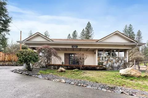 275 NW Woodbrook Dr, Grants Pass, OR 97526