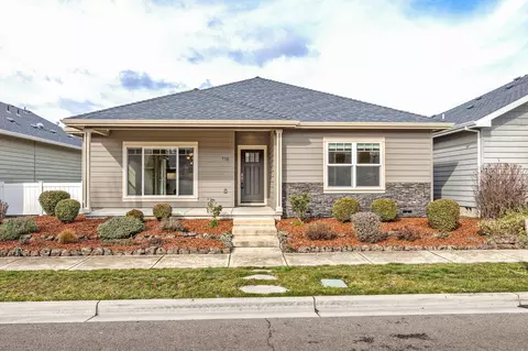 716 Golden Peak Dr, Central Point, OR 97502