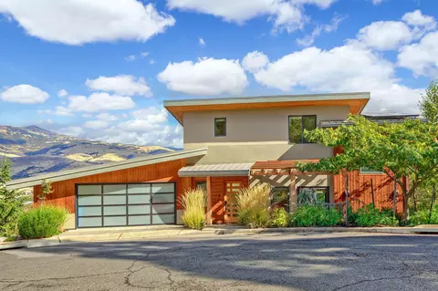 350 Fernwood Dr, Ashland, OR 97520