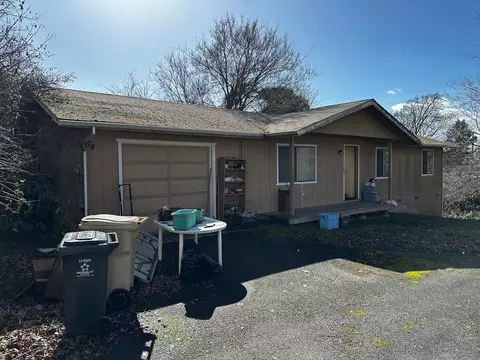 918 NE 10th St, Grants Pass, OR 97526
