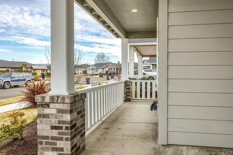 353 Cheney Loop, Central Point, OR 97502 photo 4