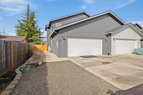 700 N Ross Ln, Medford, OR 97501