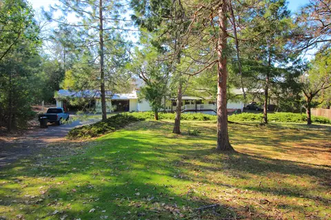 726 Summit Loop, Grants Pass, OR 97527 photo 3