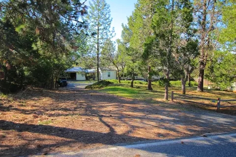 726 Summit Loop, Grants Pass, OR 97527 photo 2