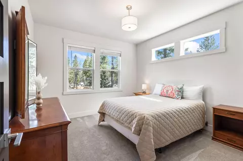 Bedroom - 17138 Downey Rd, Bend, OR 97707 photo 9 of 9