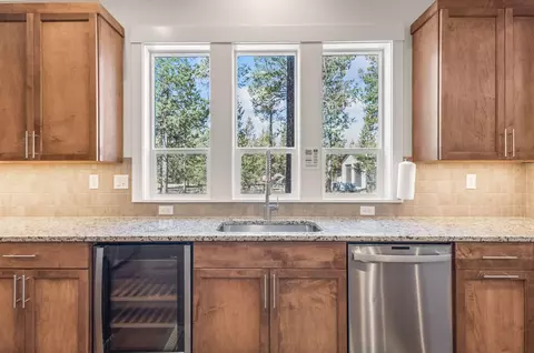 Kitchen - 17138 Downey Rd, Bend, OR 97707 photo 3 of 4