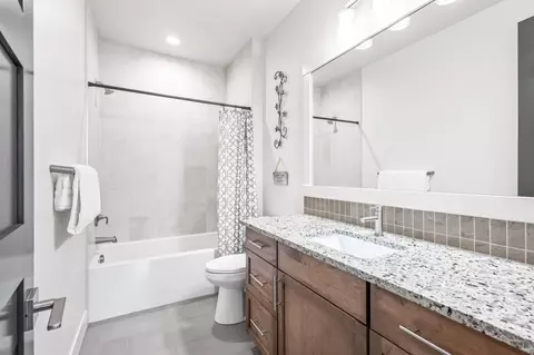 Bath - 17138 Downey Rd, Bend, OR 97707 photo 2 of 4