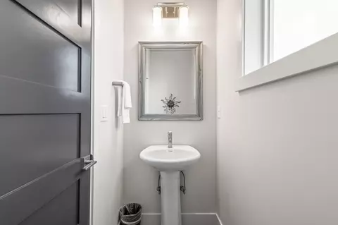 Bath - 17138 Downey Rd, Bend, OR 97707 photo 4 of 4