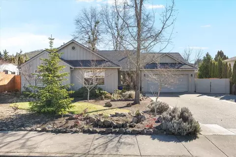 4608 Eagle Trace Dr, Medford, OR 97504
