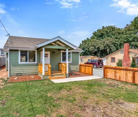 1416 Maple Ln, Grants Pass, OR 97527