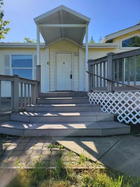 920 W Rolling Hills Dr, Eagle Point, OR 97524 photo 2