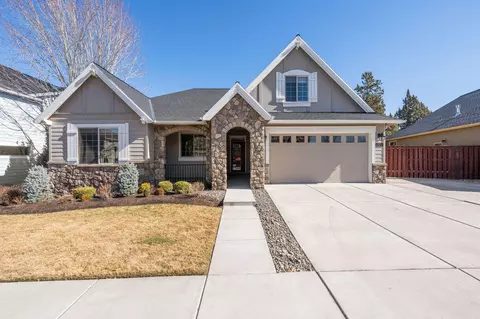 330 NW 28th St, Redmond, OR 97756