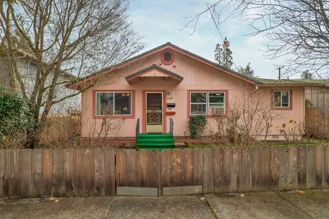 465 SW H St, Grants Pass, OR 97526
