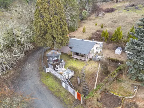 618 NE Greenfield Rd, Grants Pass, OR 97526