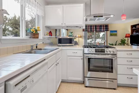 Kitchen - 1100 NE Locksley Dr, Bend, OR 97701 photo 2 of 3