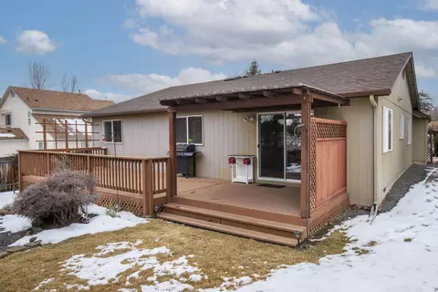 Exterior - 1100 NE Locksley Dr, Bend, OR 97701 photo 3 of 15