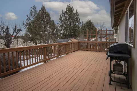 Exterior - 1100 NE Locksley Dr, Bend, OR 97701 photo 5 of 15