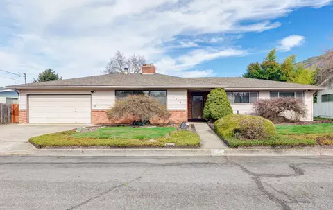 1216 NE Meier Dr, Grants Pass, OR 97526