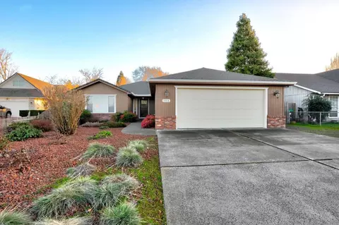 1014 Westrop Dr, Central Point, OR 97502