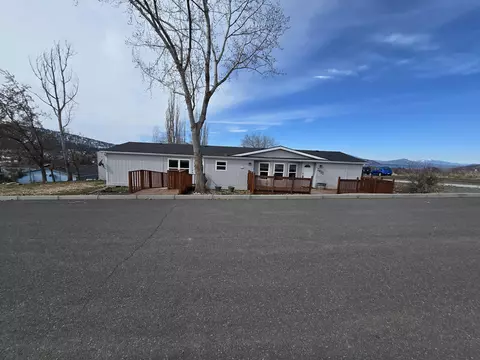 2430 Van Camp St, Klamath Falls, OR 97601