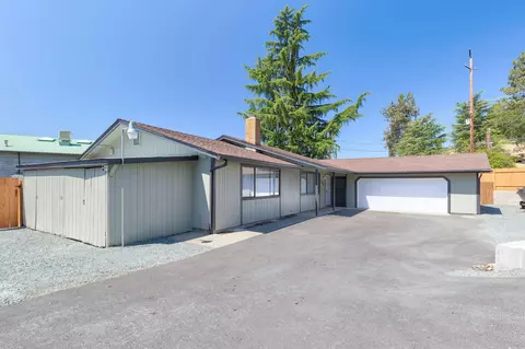 1696 NE 9th St, Grants Pass, OR 97526