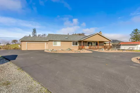 205 Upper River Rd, Gold Hill, OR 97525