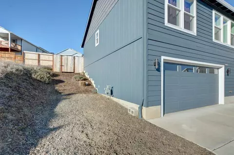 Exterior - 1013 Ruby Meadows Dr, Eagle Point, OR 97524 photo 2 of 8