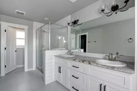 Bath - 1013 Ruby Meadows Dr, Eagle Point, OR 97524 photo 3 of 4