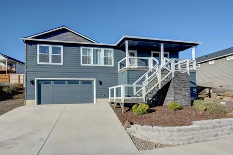 1013 Ruby Meadows Dr, Eagle Point, OR 97524