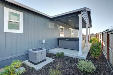 Exterior - 1013 Ruby Meadows Dr, Eagle Point, OR 97524 photo 6 of 8