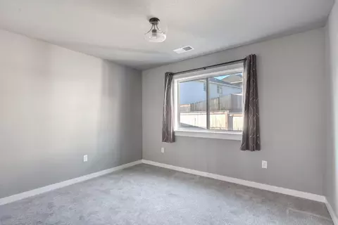 Bedroom - 1013 Ruby Meadows Dr, Eagle Point, OR 97524 photo 2 of 4