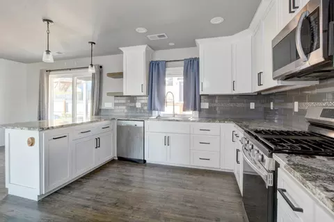 Kitchen - 1013 Ruby Meadows Dr, Eagle Point, OR 97524 photo 2 of 3