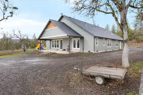 1892 S Obenchain Rd, Eagle Point, OR 97524 photo 1