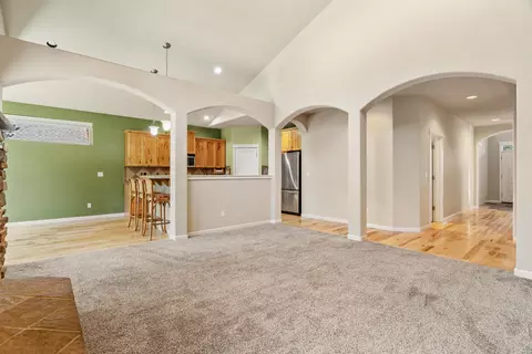 51907 Fordham Dr, La Pine, OR 97739 photo 2