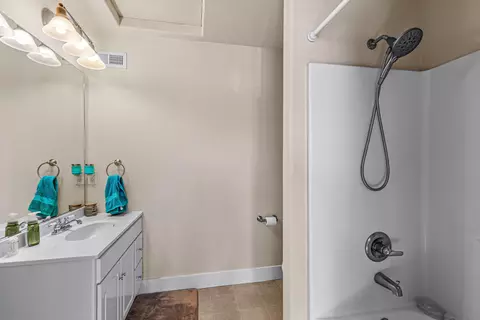 Bath - 155 Casey Way, Central Point, OR 97502 photo 3 of 4