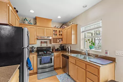 Kitchen - 155 Casey Way, Central Point, OR 97502 photo 2 of 3