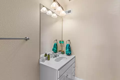 Bath - 155 Casey Way, Central Point, OR 97502 photo 4 of 4