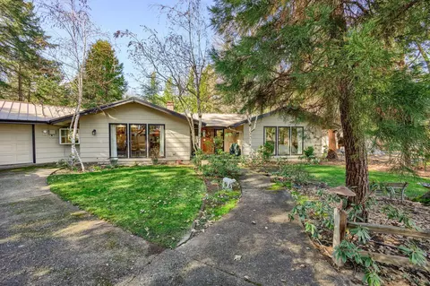 8755 Old Stage Rd, Central Point, OR 97502